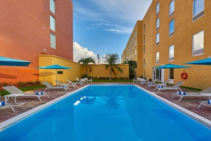 Hotel City Express Junior by Marriott Cancun