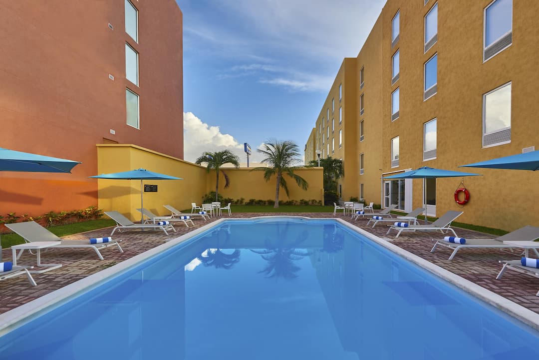 Hotel City Express Junior Cancún